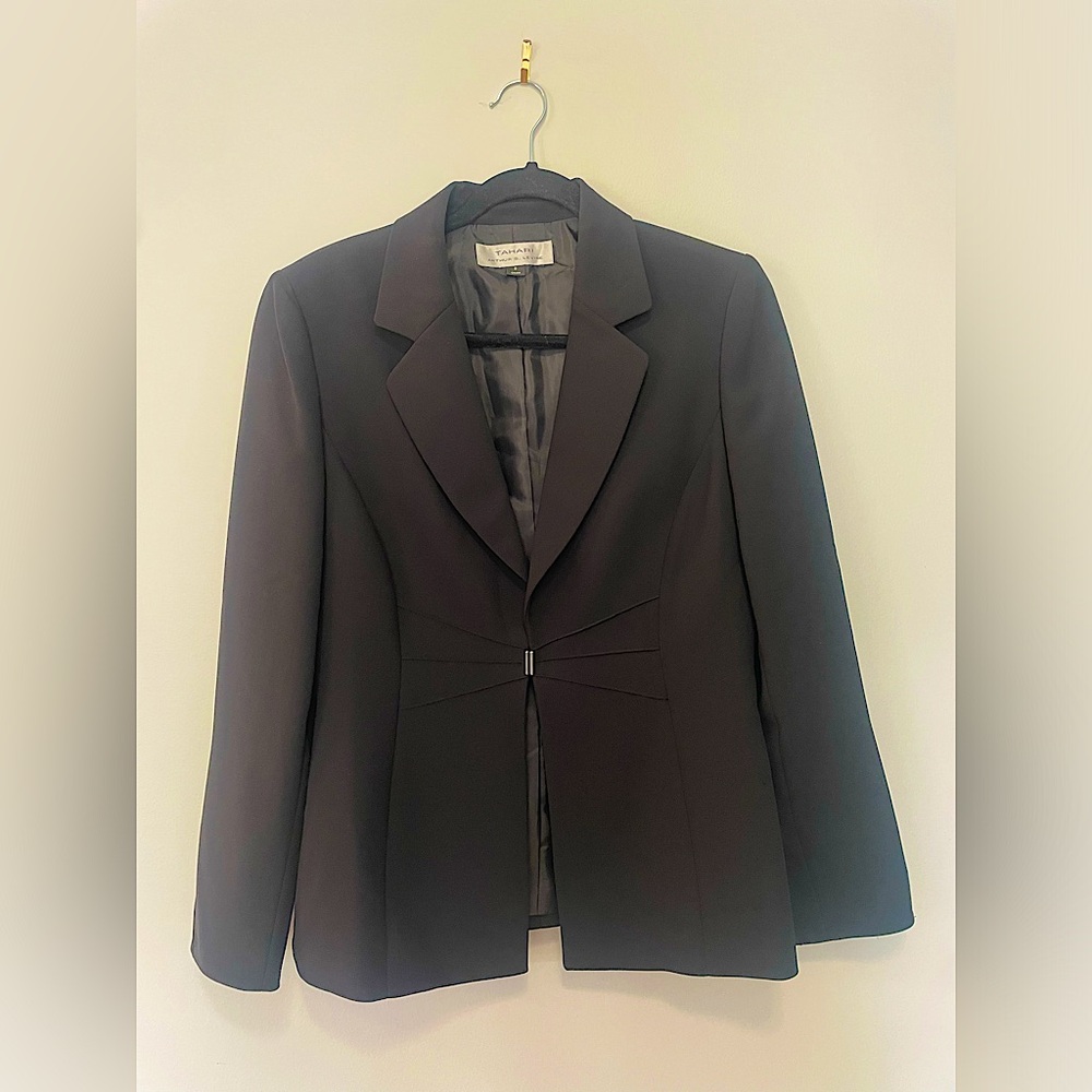 Tahari - Arthur S. Levine Women’s Elegant Black Blazer